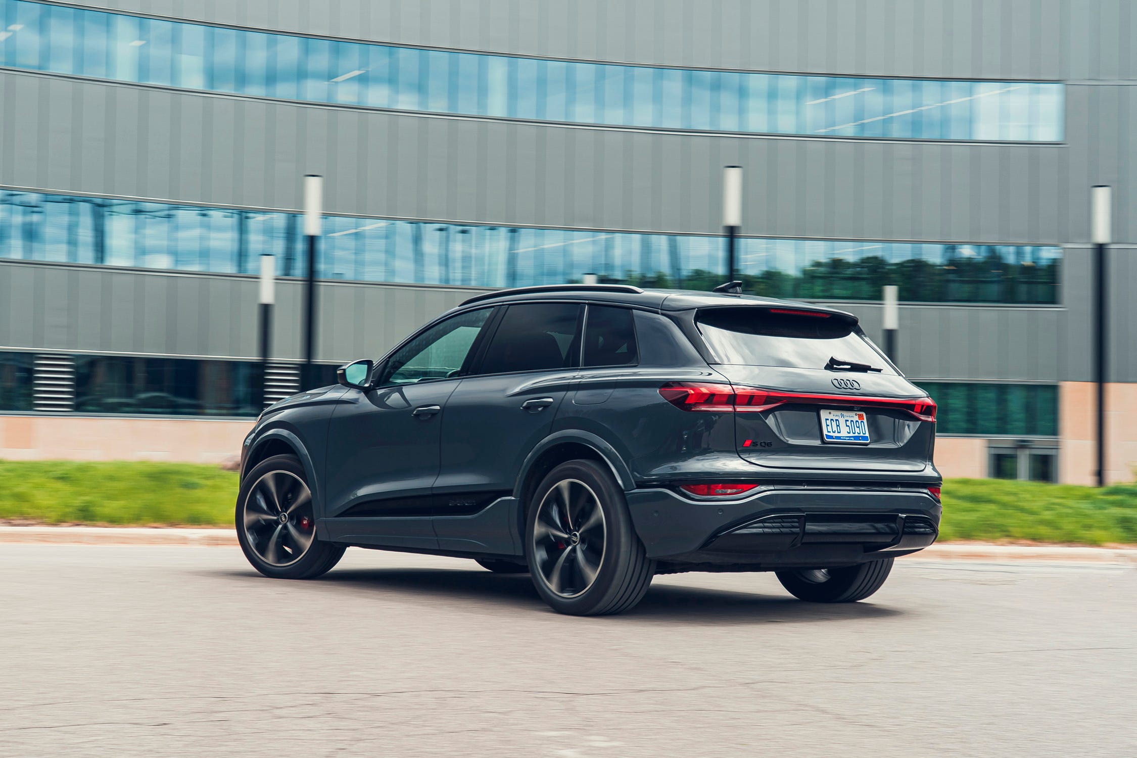 2026 Audi SQ6 e-tron Review: Electric Performance Excellence 5 2025 audi sq6 e tron 136 685c0bc45348d