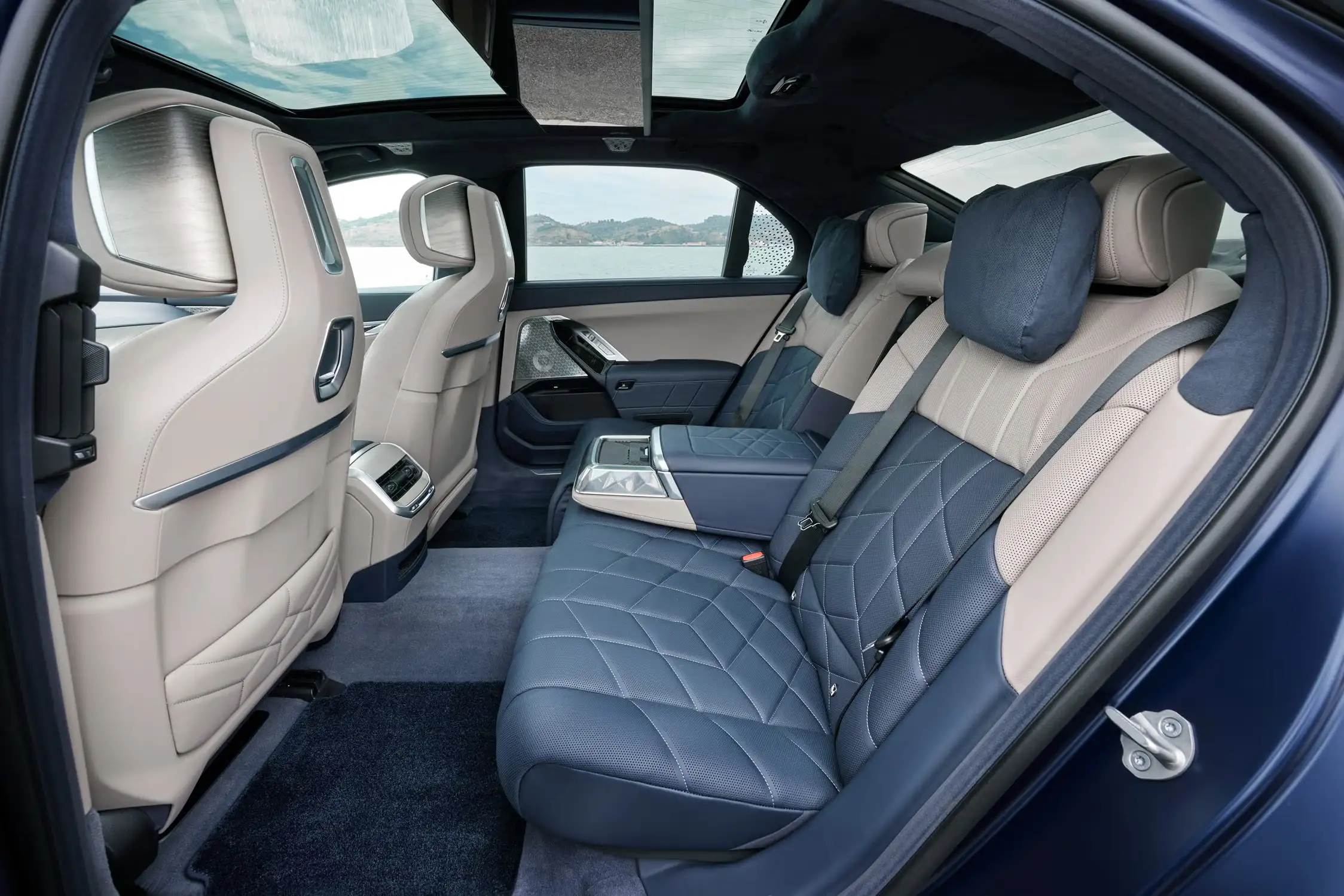 2025 BMW i7 Review: Price, Range, Performance