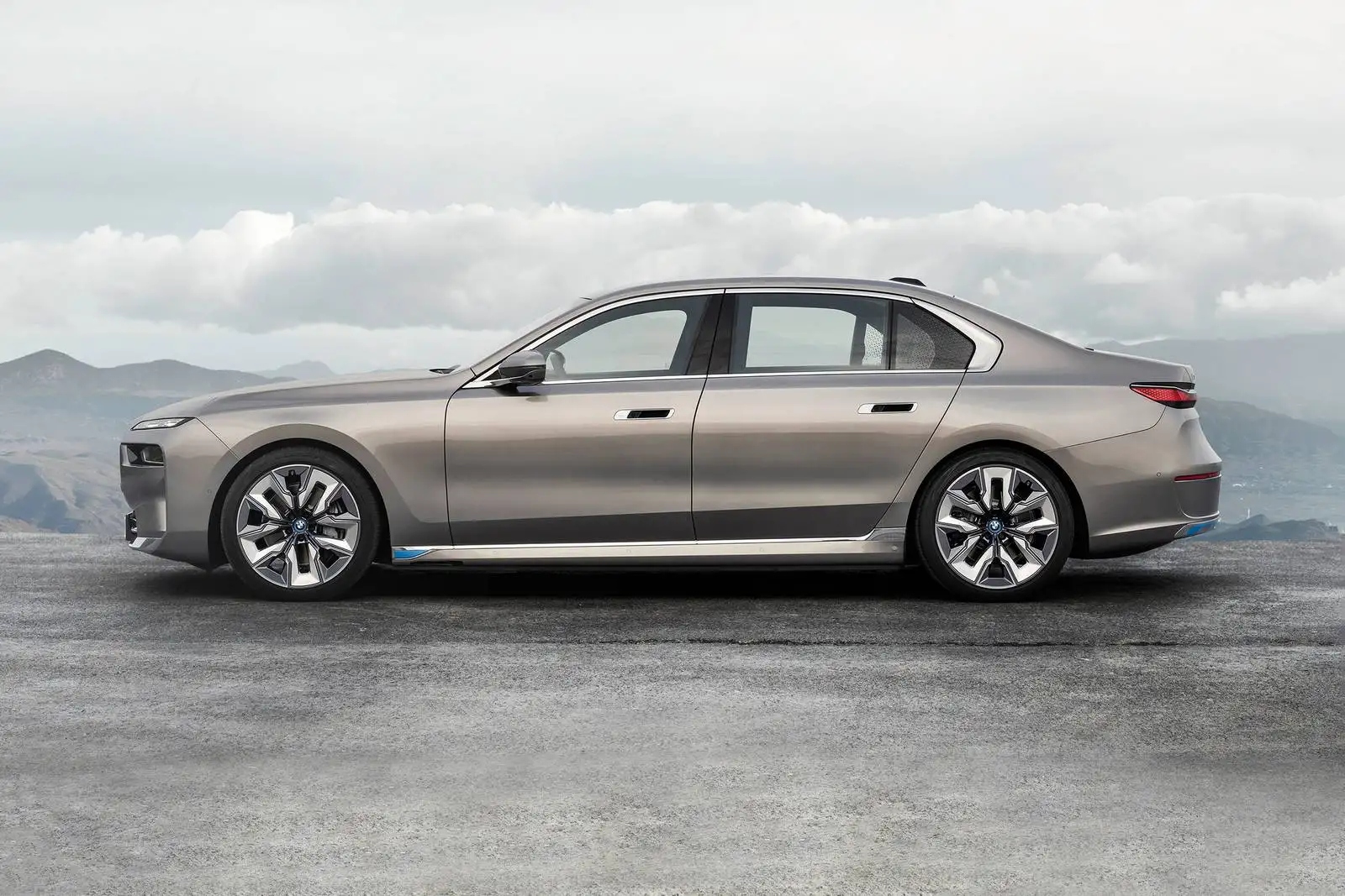 2023 BMW i7 Review: Price, Range, Performance