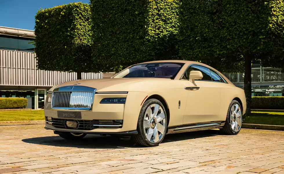 Golden Retriever Gets Custom Rolls-Royce Worth Hundreds of Thousands 6 image 203